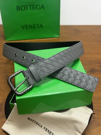 BOTTEGA VENETA 3.5cm 灰小牛皮皮革手工编织 手工编织新款牛皮经典之作 每个细节都体现出至高的品味和格调 整体造型增添优雅韵味 低调奢华的典范 优雅迷人气息且精致的手工艺制作 