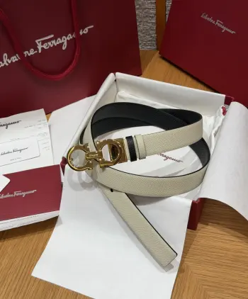 菲拉女装腰带 双面可调式Gancini皮带 25mm Reversible and adjustable Gancini belt (Women s Slim)这款女士窄版皮带由柔软的粒纹牛皮革制成 饰有Gancini扣饰 风格柔美且灵活搭配 为造型增添一丝随性优雅的气质 皮带采用2.5厘米窄版设计 适合搭配利落的精裁服装和休闲服饰 长度可调节 实现量身定制般的修身效果 日常通勤 休闲穿搭 送礼都很合适 建议参照尺码表选择合适的码数 全套原装礼盒包装齐全 宽度width 2.5cm