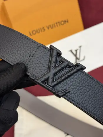 本款 Damier LV 40 毫米双面腰带做工精良 风格经典 深色牛皮革皮带与 LV 字母搭扣优雅相称 
