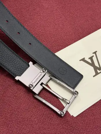 LV 角钉式 Trunk 35mm 可翻转腰带造型简洁 灵感源自路易威登在工艺精湛方面的悠久传统 两侧光滑的皮革搭配带有金属装饰细节的方形扣环 旨在仿效品牌标志性箱包的铆钉设计 这款多用途款式既适合休闲装束 也适合较为正式的场合