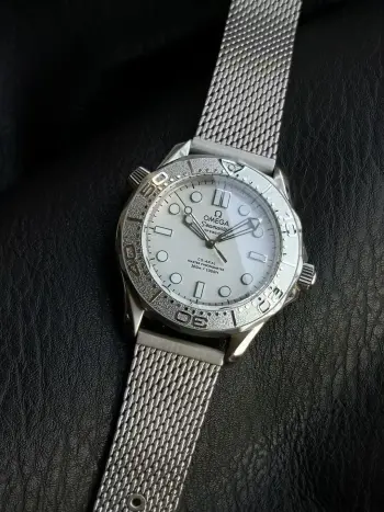  太阳出品出品 ER全新力作 匠心传承 OMEGA 欧米茄 007-Seamaster Diver 300M  LX6 独家定制版本   市场唯一对版版本 后盖对版 精磨网带 头粒与原版一致 表壳采用904精钢材质 抛光闪耀 坚固耐磨 不易氧化 长久佩戴依旧光采如新    手工精磨水晶蓝宝石锅盖玻璃 闪亮耐刮 非普通玻璃镀膜 太阳出品精致推荐男士机械腕表 