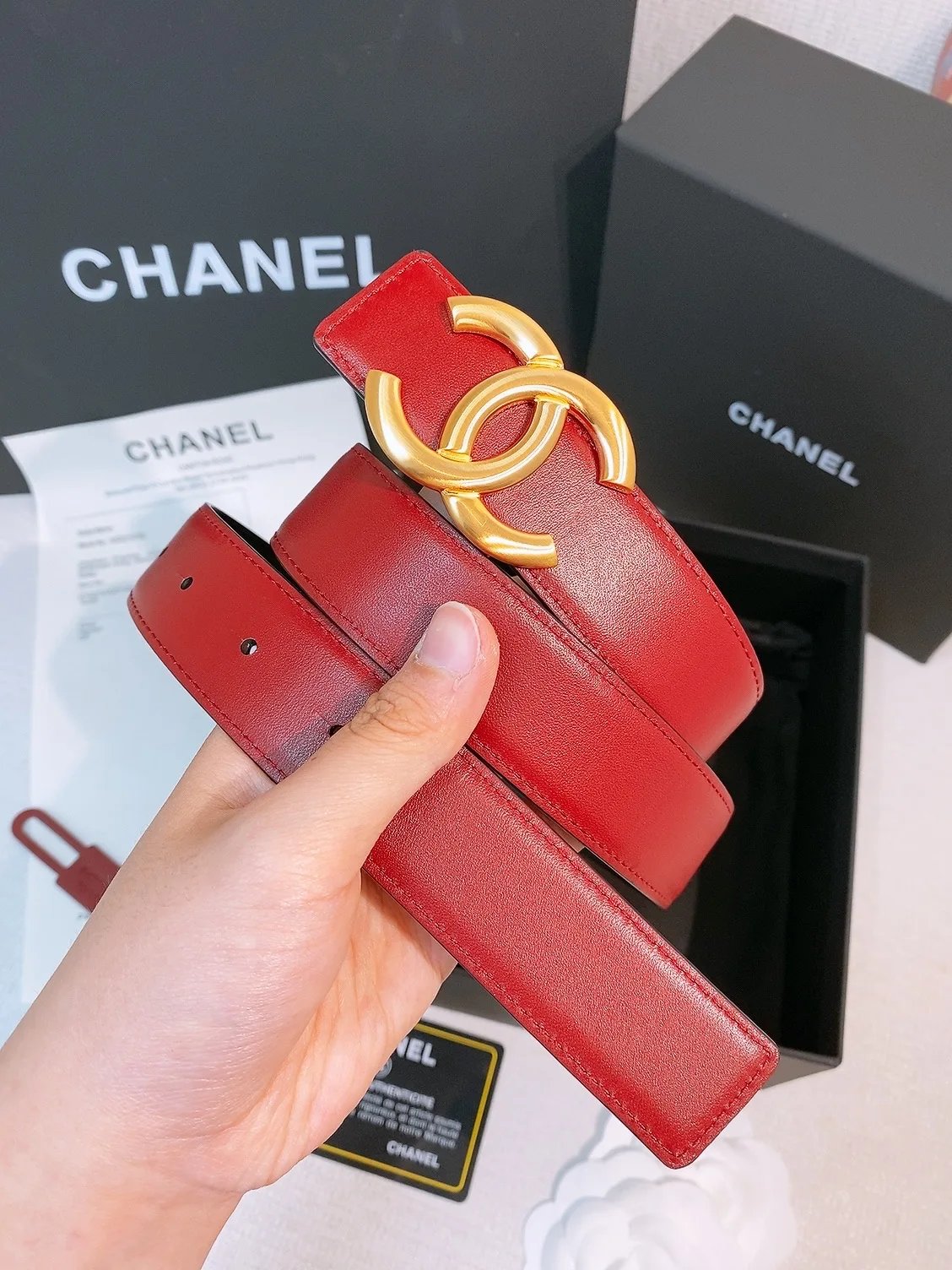 -香家双面小牛皮扣腰带系列 Ceinture 30 mm Reversible en Cuir de Veau Lisse30毫米双面腰带带身 采用光滑小牛皮制作 双面均为小牛皮 兼容30毫米规格可替换扣头 日常通勤 穿搭造型都非常百搭 是品牌标志性的经典款 建议参照尺码表选择合适的尺码 宽度width 3.0cm