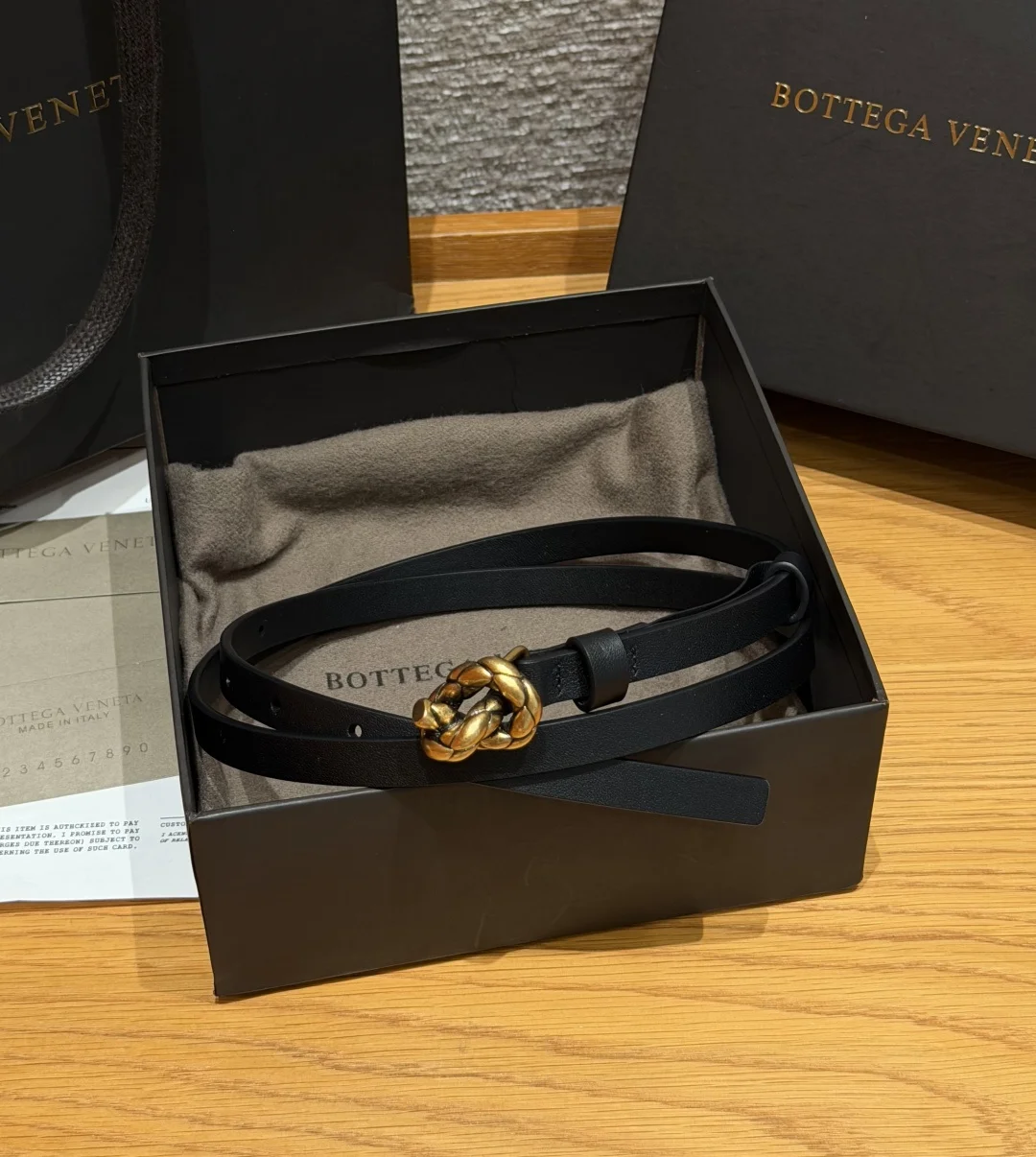 原单BV皮带|高仿BV皮带|精仿BV皮带|一比一BV皮带BV家 Small Knot Belt 15mm 迷你Knot腰带 细款牛皮革腰带 金属绳结搭扣 针扣开合 里外均为牛皮革材质 五金为缪斯黄铜饰面 1.5厘米纤细窄宽适配西装 牛仔裤 连衣裙 极简高级风 日常通勤 轻奢送礼首选 建议参照尺码表选择合适的尺码 全套包装齐全  宽度width 1.5cm