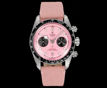  太阳出品出品 3T新品 帝舵 TUDOR  KV3 Black Bay Chrono系列是一款融合潜水表传统与赛车计时功能的混合型腕表 以其复古美学与现代技术著称 以下是该系列的主要特点及型号简介 设计灵感与风格- 表盘设计灵感源自1950年代帝舵潜水表和标志性 雪花 指针 镜面使用蓝宝石锅盖玻璃更显突出 同时向1970年首款计时码表Oysterdate致敬  太阳出品精致推荐男士多功能机械腕表 