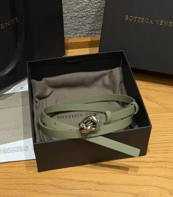 BV家 Small Knot Belt 15mm 迷你Knot腰带 细款牛皮革腰带 金属绳结搭扣 针扣开合 里外均为牛皮革材质 五金为缪斯黄铜饰面 1.5厘米纤细窄宽适配西装 牛仔裤 连衣裙 极简高级风 日常通勤 轻奢送礼首选 建议参照尺码表选择合适的尺码 全套包装齐全  宽度width 1.5cm