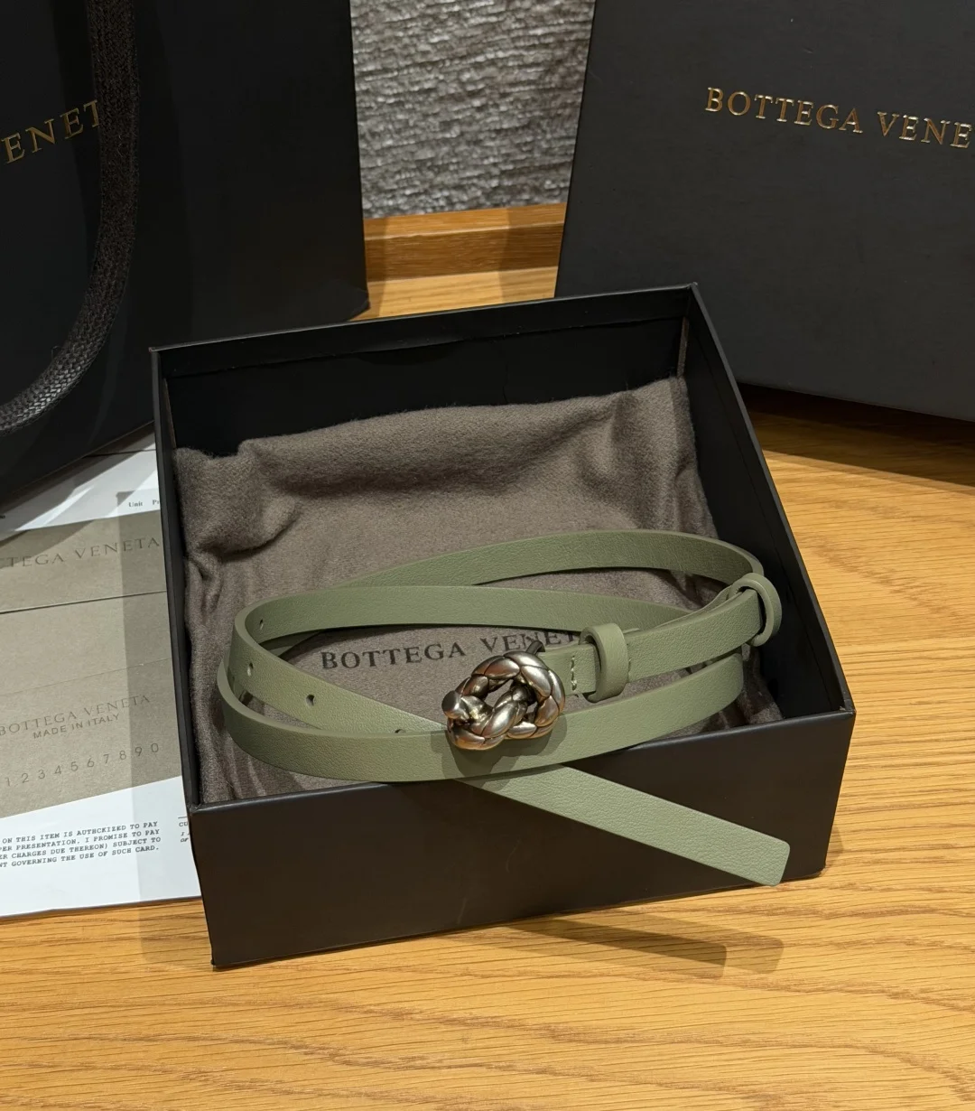 BV家 Small Knot Belt 15mm 迷你Knot腰带 细款牛皮革腰带 金属绳结搭扣 针扣开合 里外均为牛皮革材质 五金为缪斯黄铜饰面 1.5厘米纤细窄宽适配西装 牛仔裤 连衣裙 极简高级风 日常通勤 轻奢送礼首选 建议参照尺码表选择合适的尺码 全套包装齐全 宽度width 1.5cm
