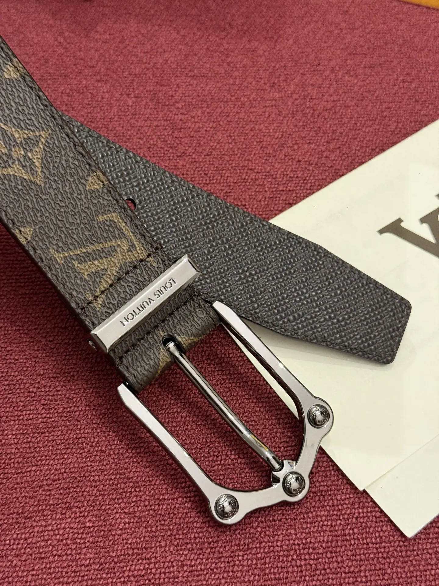原单LV皮带|高仿LV皮带|精仿LV皮带|一比一LV皮带Lv.路易威登The Frog 3.5mm Reversible Belt in Crocodile是一款优雅且富有感染力的作品
