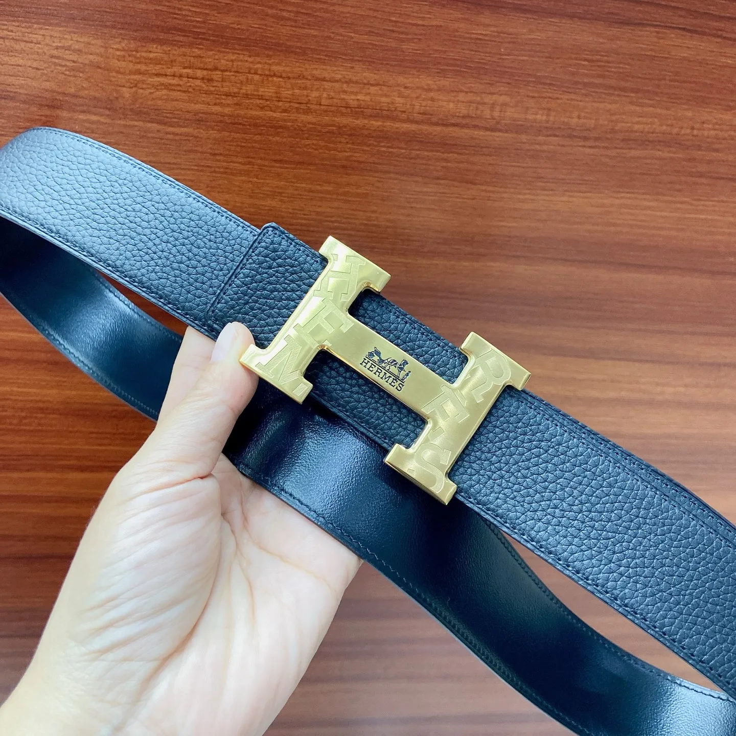 爱马仕男士腰带Hermes爱马仕 男士双面皮腰带 双面头层牛皮 双面可用 搭配精品钢扣五金 做工精致 实物拍摄 高端奢华 宽度3.8cm