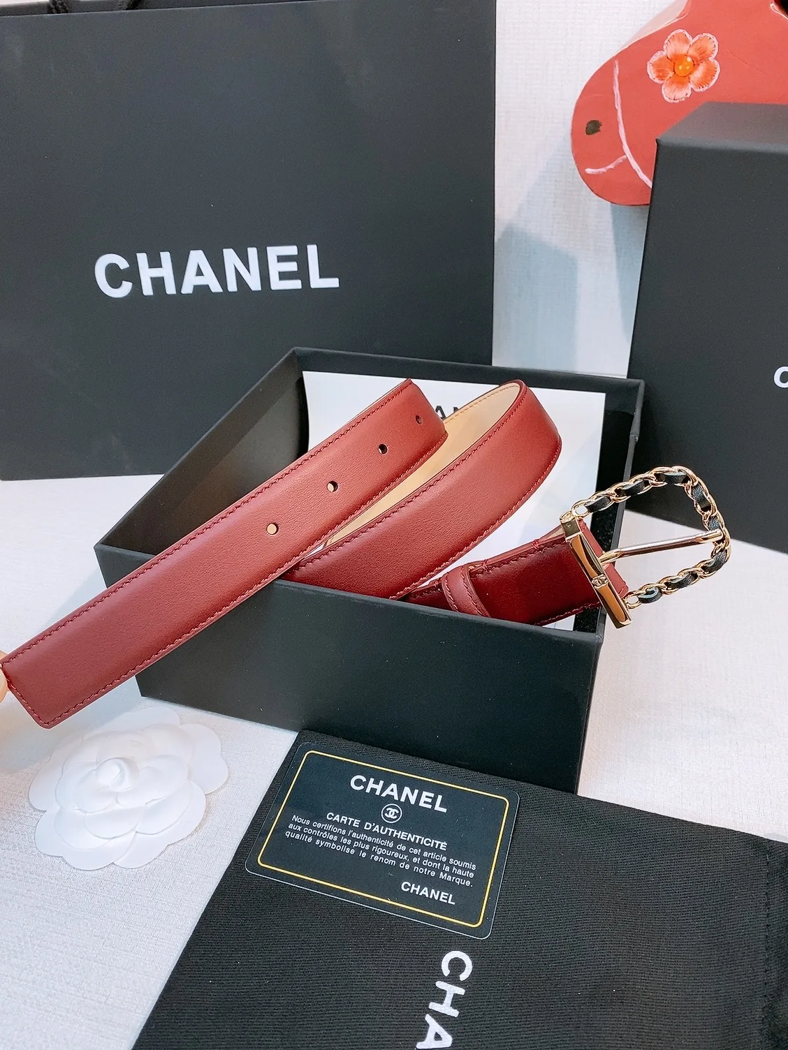 香家 Leather belt 30mm 皮质腰带简约方形金属扣头 搭配光滑小牛皮腰带 品牌标志性通勤配饰 适配西装 大衣 休闲裤等多种穿搭 可调节打孔适配多种腰围 通勤轻奢百搭款 建议参照尺码表选择合适的尺码 宽度width 3.0cm