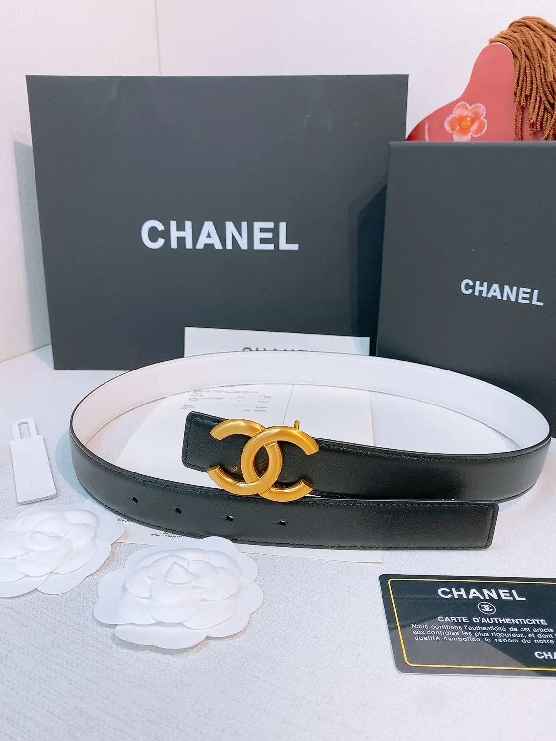 -香家双面小牛皮扣腰带系列 Ceinture 30 mm Reversible en Cuir de Veau Lisse30毫米双面腰带带身 采用光滑小牛皮制作 双面均为小牛皮 兼容30毫米规格可替换扣头 日常通勤 穿搭造型都非常百搭 是品牌标志性的经典款 建议参照尺码表选择合适的尺码 宽度width 3.0cm