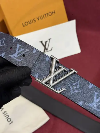 这款由西班牙制造的 LV Initiales Monogram 40mm 可翻转腰带采用了与秋季氛围相契合的色彩搭配 因其简洁而标志性的扣环而备受推崇 该款式一侧饰有 Monogram 帆布图案 另一面则为蓝色皮革反衬 为日常穿着增添了几分格调与舒适感 