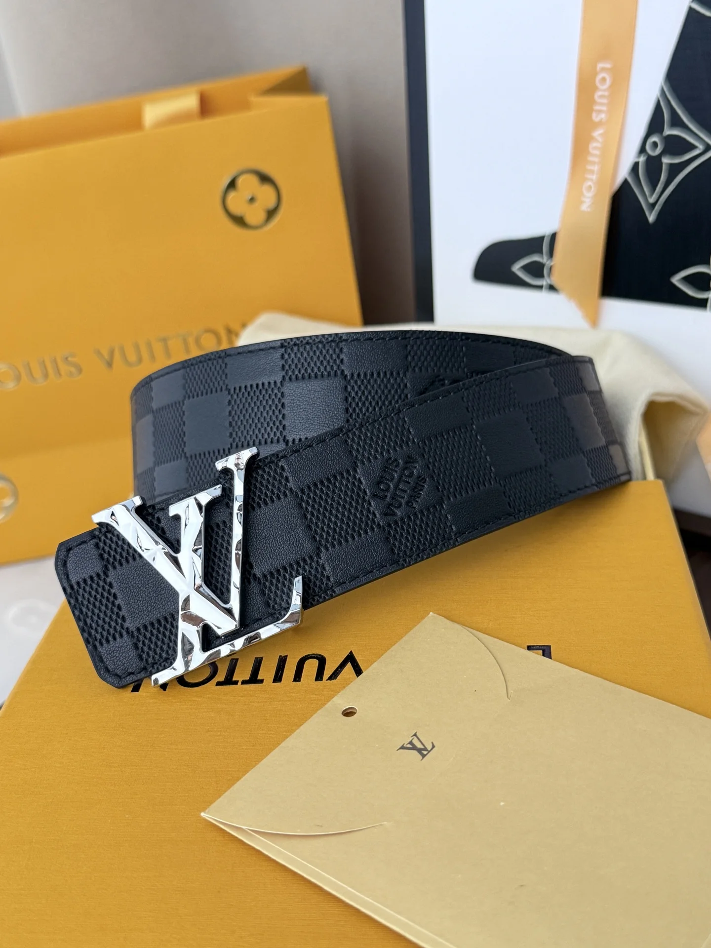 原单LV皮带|高仿LV皮带|精仿LV皮带|一比一LV皮带LV.路易威登 宽度 40mm宽度 正品一体铸造五金钢扣 原厂皮料 双面原厂定制进口面料 可送礼自用不错选择