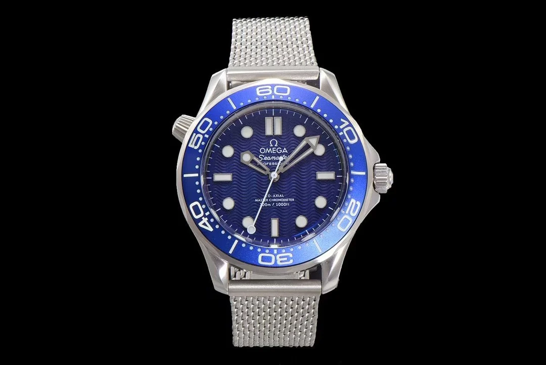  太阳出品出品 ER 全新力作 匠心传承 OMEGA 欧米茄 007-Seamaster Diver 300M  LX6 独家定制版本   市场唯一对版版本 后盖玻璃渐变设计 精磨网带 头粒与原版一致 细节到位   表壳采用904精钢材质 抛光闪耀 坚固耐磨 不易氧化 长久佩戴依旧光采如新 推荐男士机械腕表 