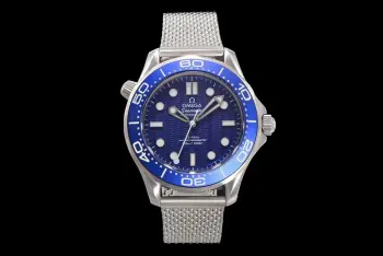  太阳出品出品 ER 全新力作 匠心传承 OMEGA 欧米茄 007-Seamaster Diver 300M  LX6 独家定制版本   市场唯一对版版本 后盖玻璃渐变设计 精磨网带 头粒与原版一致 细节到位   表壳采用904精钢材质 抛光闪耀 坚固耐磨 不易氧化 长久佩戴依旧光采如新 推荐男士机械腕表 
