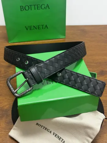 BOTTEGA VENETA 3.5cm 黑小牛皮皮革手工编织 手工编织新款牛皮经典之作 每个细节都体现出至高的品味和格调 整体造型增添优雅韵味 低调奢华的典范 优雅迷人气息且精致的手工艺制作 