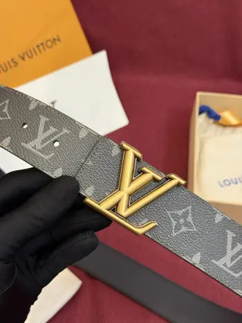 这款由西班牙制造的 LV Initiales Monogram 40mm 可翻转腰带采用了与秋季氛围相契合的色彩搭配 因其简洁而标志性的扣环而备受推崇 该款式一侧饰有 Monogram 帆布图案 另一面则为蓝色皮革反衬 为日常穿着增添了几分格调与舒适感 