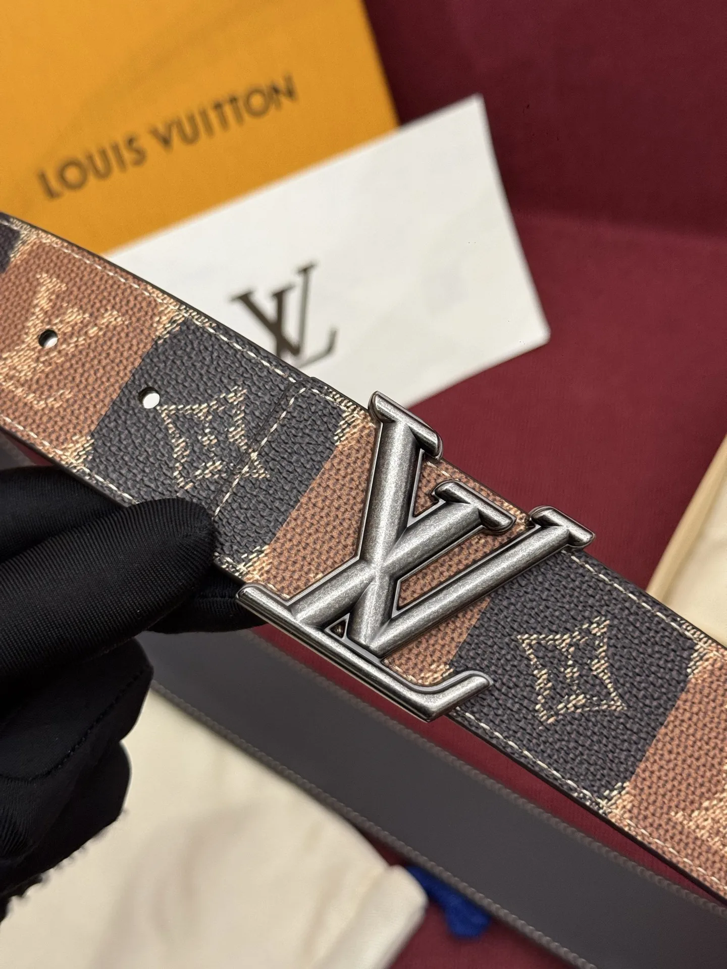 原单LV皮带|高仿LV皮带|精仿LV皮带|一比一LV皮带LV Initiales College Monogram Heritage 40mm可翻转腰带一出现便给人留下了深刻印象 在带有Monogram涂层帆布一侧的带子上 品牌的标志通过重复的块状图案得以展现 而背面则是实心皮革 闪亮的皮带扣为这一精湛工艺的展示画上了完美的句号 