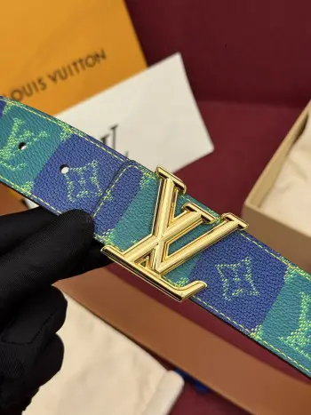 LV Initiales College Monogram Heritage 40mm可翻转腰带一出现便给人留下了深刻印象 在带有Monogram涂层帆布一侧的带子上 品牌的标志通过重复的块状图案得以展现 而背面则是实心皮革 闪亮的皮带扣为这一精湛工艺的展示画上了完美的句号 