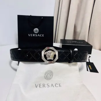 versace范思哲 此款希腊回纹压花腰带配有醒目的美杜莎头像搭扣 可为任何造型增添几分立体雅致效果 4.0cm宽