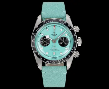  太阳出品出品 3T新品 帝舵 TUDOR  KV3 Black Bay Chrono系列是一款融合潜水表传统与赛车计时功能的混合型腕表 以其复古美学与现代技术著称 以下是该系列的主要特点及型号简介 设计灵感与风格- 表盘设计灵感源自1950年代帝舵潜水表和标志性 雪花 指针 镜面使用蓝宝石锅盖玻璃更显突出 同时向1970年首款计时码表Oysterdate致敬  太阳出品精致推荐男士多功能机械腕表 