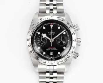  太阳出品出品 白壳 3T新品 帝舵 TUDOR  KV3 碧湾计时型 Black Bay Chrono系列是一款融合潜水表传统与赛车计时功能的混合型腕表 以其复古美学与现代技术著称 以下是该系列的主要特点及型号简介 设计灵感与风格- **复古元素** 表盘设计灵感源自1950年代帝舵潜水表和标志性 雪花 指针   镜面使用蓝宝石锅盖玻璃更显突出 同时向1970年首款计时码表Oysterdate致敬 兼具运动与优雅特质 适合追求经典与现代融合的腕表爱好者 