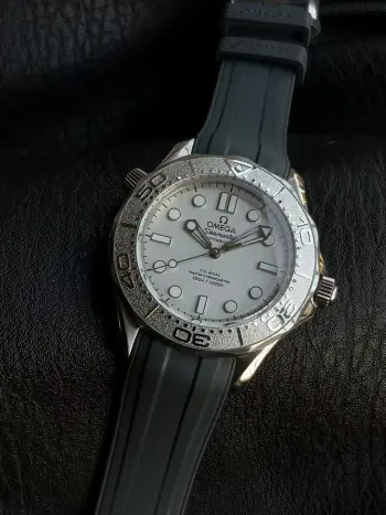  太阳出品出品 ER全新力作 匠心传承 OMEGA 欧米茄 007-Seamaster Diver 300M  LX6 独家定制版本   市场唯一对版版本 后盖对版 精磨网带 头粒与原版一致 表壳采用904精钢材质 抛光闪耀 坚固耐磨 不易氧化 长久佩戴依旧光采如新    手工精磨水晶蓝宝石锅盖玻璃 闪亮耐刮 非普通玻璃镀膜 太阳出品精致推荐男士机械腕表 