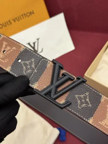 LV Initiales College Monogram Heritage 40mm可翻转腰带一出现便给人留下了深刻印象 在带有Monogram涂层帆布一侧的带子上 品牌的标志通过重复的块状图案得以展现 而背面则是实心皮革 闪亮的皮带扣为这一精湛工艺的展示画上了完美的句号 