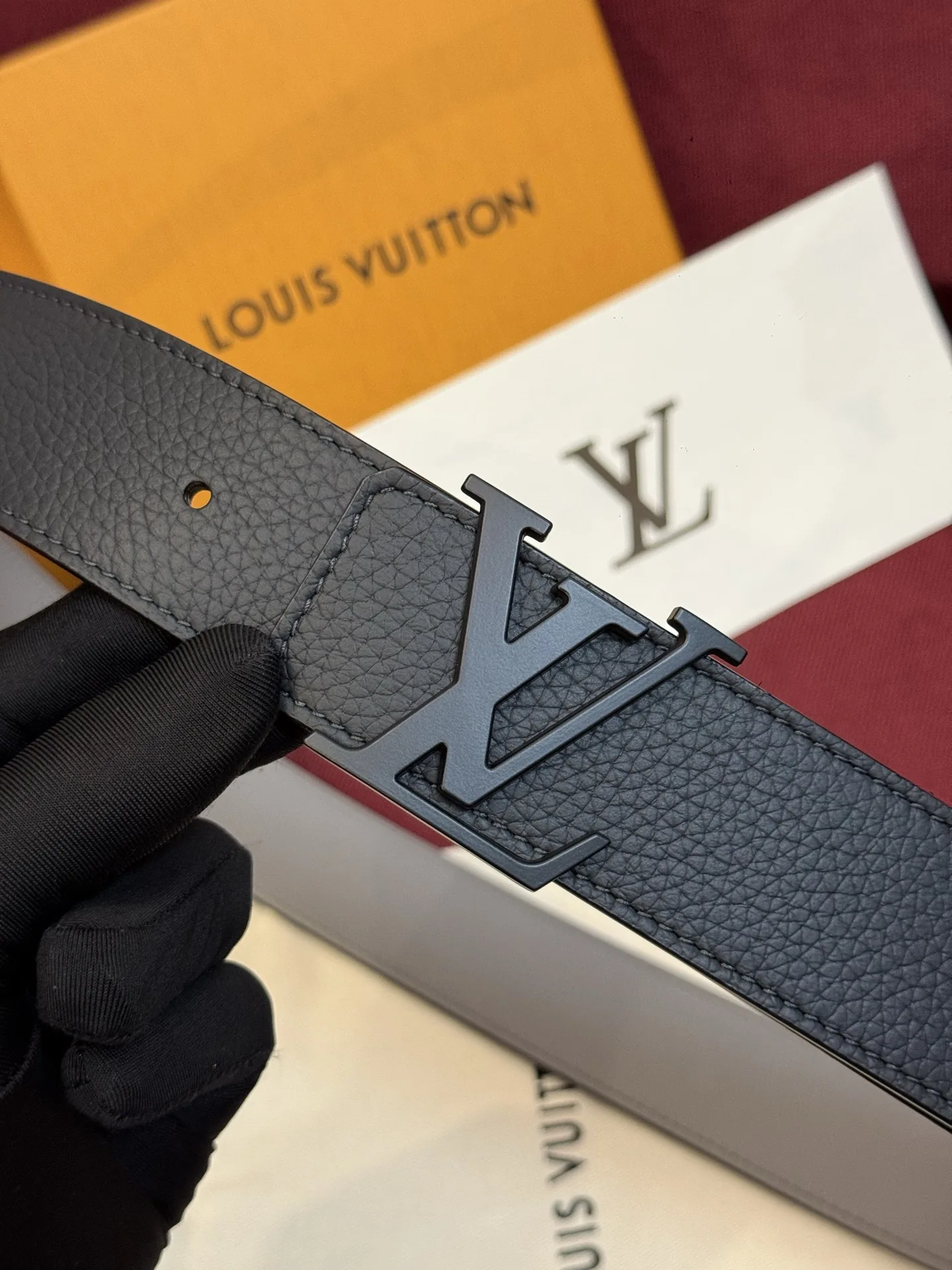 原单LV皮带|高仿LV皮带|精仿LV皮带|一比一LV皮带本款 Damier LV 40 毫米双面腰带做工精良 风格经典 深色牛皮革皮带与 LV 字母搭扣优雅相称 
