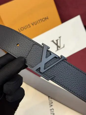 本款 Damier LV 40 毫米双面腰带做工精良 风格经典 深色牛皮革皮带与 LV 字母搭扣优雅相称 