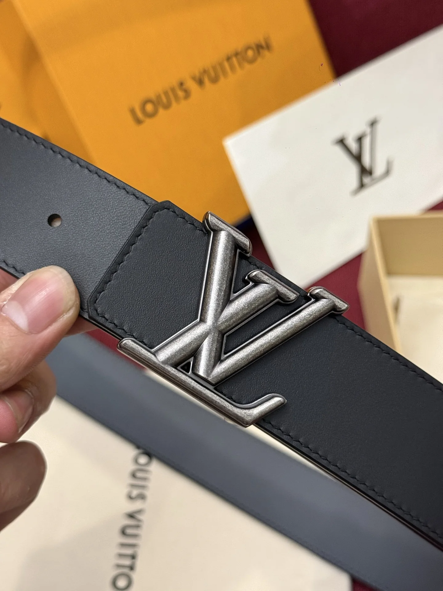 原单LV皮带|高仿LV皮带|精仿LV皮带|一比一LV皮带本款 Damier LV 40 毫米双面腰带做工精良 风格经典 深色牛皮革皮带与 LV 字母搭扣优雅相称 
