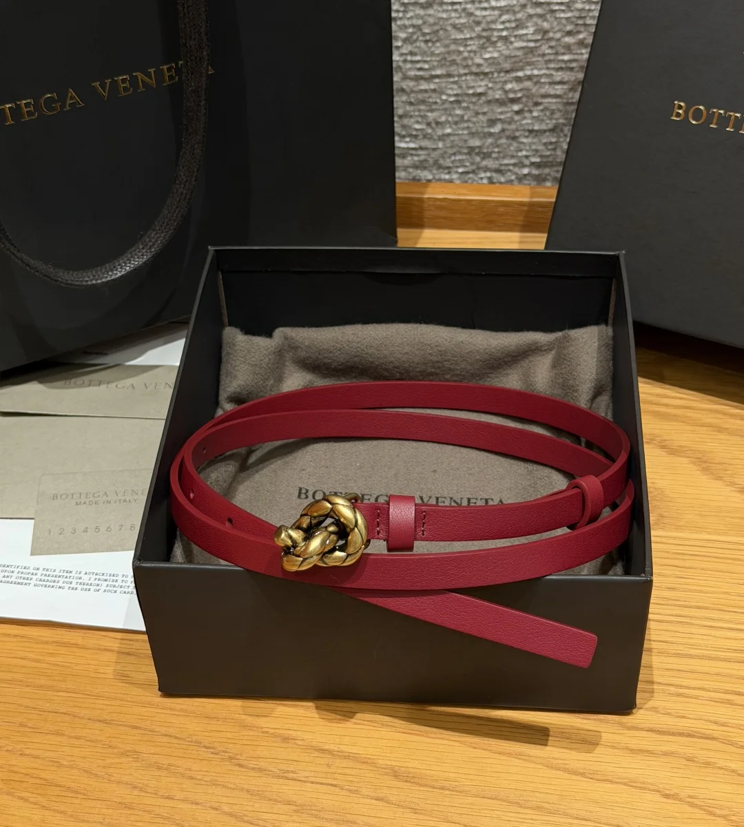 原单BV皮带|高仿BV皮带|精仿BV皮带|一比一BV皮带BV家 Small Knot Belt 15mm 迷你Knot腰带 细款牛皮革腰带 金属绳结搭扣 针扣开合 里外均为牛皮革材质 五金为缪斯黄铜饰面 1.5厘米纤细窄宽适配西装 牛仔裤 连衣裙 极简高级风 日常通勤 轻奢送礼首选 建议参照尺码表选择合适的尺码 全套包装齐全  宽度width 1.5cm