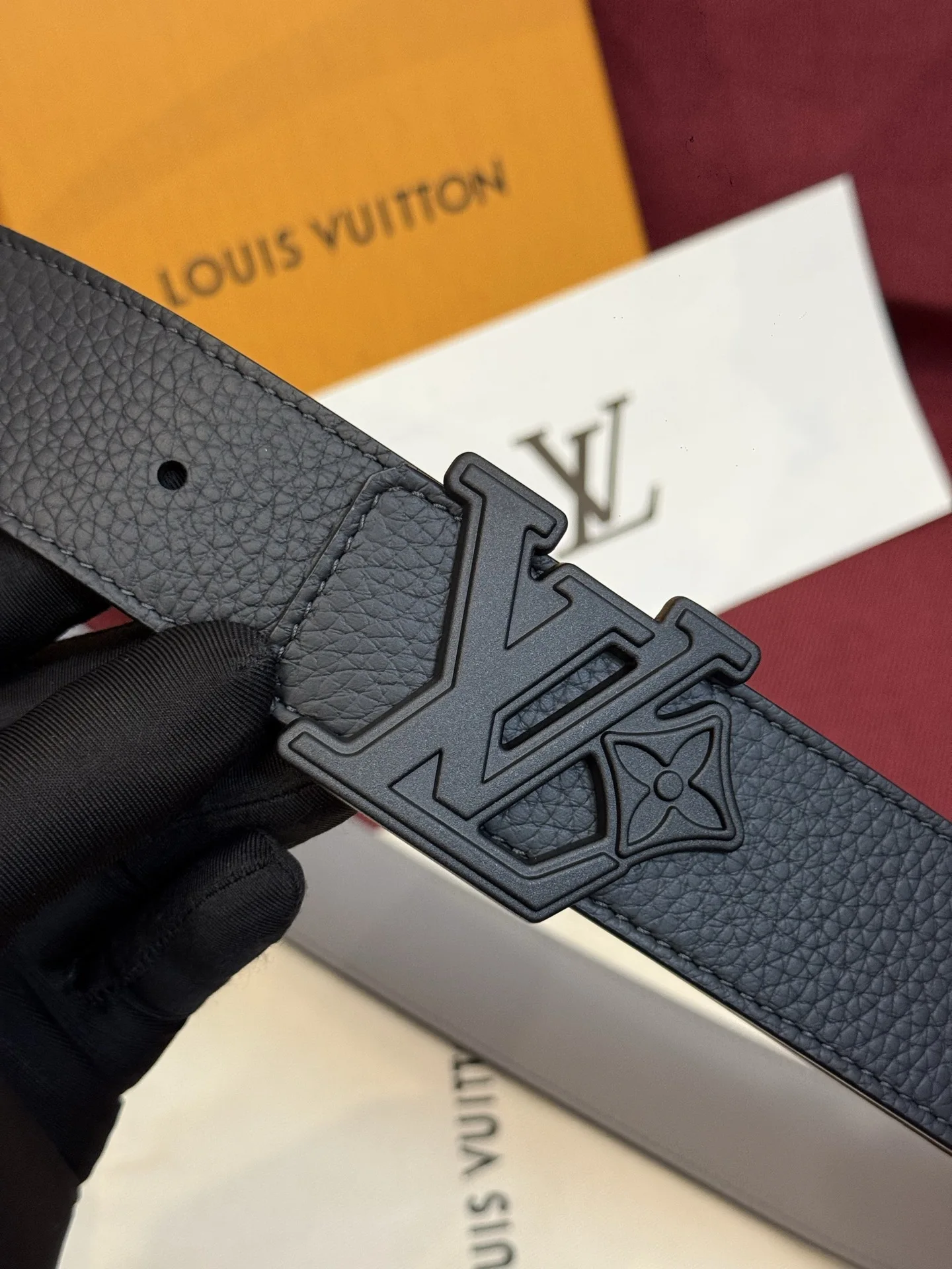 原单LV皮带|高仿LV皮带|精仿LV皮带|一比一LV皮带本款 Damier LV 40 毫米双面腰带做工精良 风格经典 深色牛皮革皮带与 LV 字母搭扣优雅相称 