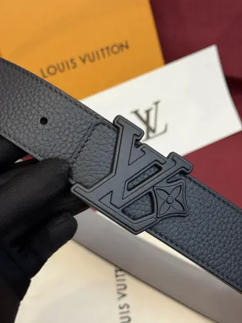 本款 Damier LV 40 毫米双面腰带做工精良 风格经典 深色牛皮革皮带与 LV 字母搭扣优雅相称 