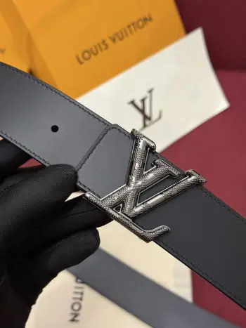 本款 Damier LV 40 毫米双面腰带做工精良 风格经典 深色牛皮革皮带与 LV 字母搭扣优雅相称 