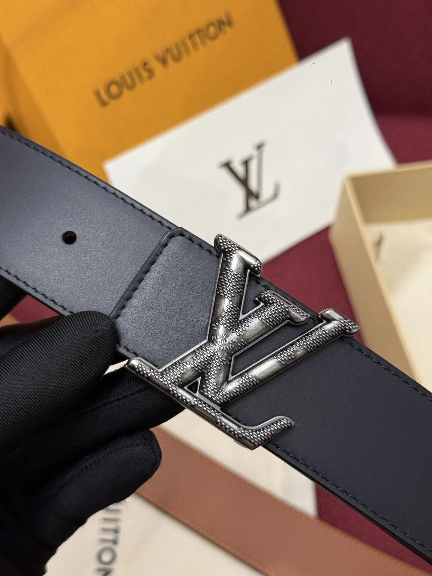 原单LV皮带|高仿LV皮带|精仿LV皮带|一比一LV皮带本款 Damier LV 40 毫米双面腰带做工精良 风格经典 深色牛皮革皮带与 LV 字母搭扣优雅相称 