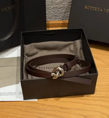 BV家 Small Knot Belt 15mm 迷你Knot腰带 细款牛皮革腰带 金属绳结搭扣 针扣开合 里外均为牛皮革材质 五金为缪斯黄铜饰面 1.5厘米纤细窄宽适配西装 牛仔裤 连衣裙 极简高级风 日常通勤 轻奢送礼首选 建议参照尺码表选择合适的尺码 全套包装齐全  宽度width 1.5cm