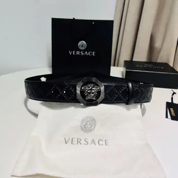 versace范思哲 此款希腊回纹压花腰带配有醒目的美杜莎头像搭扣 可为任何造型增添几分立体雅致效果 4.0cm宽