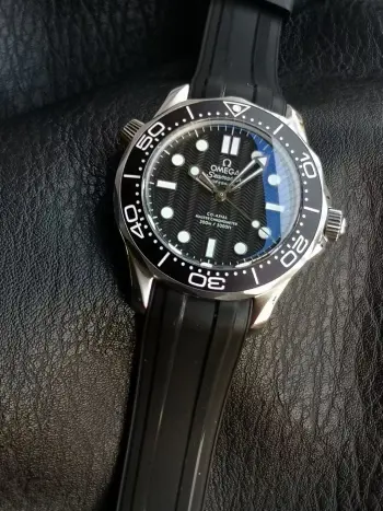  太阳出品出品 ER全新力作 匠心传承 OMEGA 欧米茄 007-Seamaster Diver 300M  LX6 独家定制版本   市场唯一对版版本 后盖对版 精磨网带 头粒与原版一致 表壳采用904精钢材质 抛光闪耀 坚固耐磨 不易氧化 长久佩戴依旧光采如新    手工精磨水晶蓝宝石锅盖玻璃 闪亮耐刮 非普通玻璃镀膜 太阳出品精致推荐男士机械腕表 