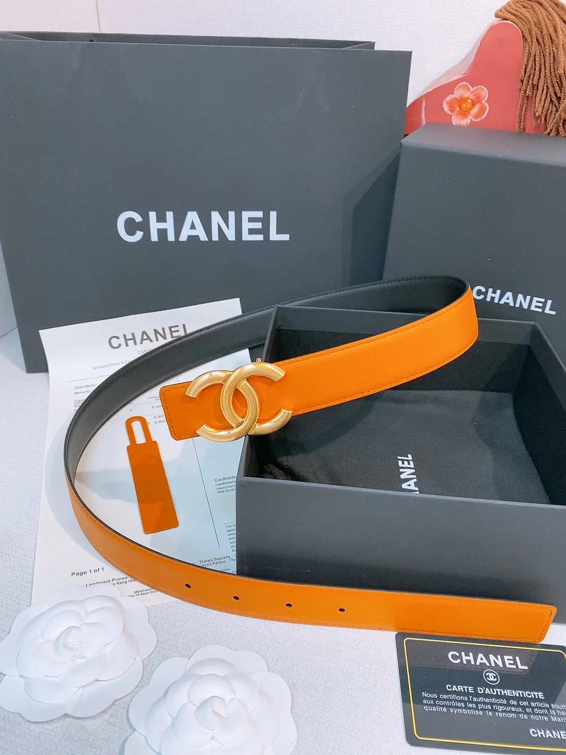 -香家双面小牛皮扣腰带系列 Ceinture 30 mm Reversible en Cuir de Veau Lisse30毫米双面腰带带身 采用光滑小牛皮制作 双面均为小牛皮 兼容30毫米规格可替换扣头 日常通勤 穿搭造型都非常百搭 是品牌标志性的经典款 建议参照尺码表选择合适的尺码 宽度width 3.0cm