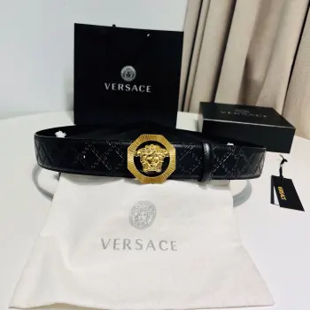 versace范思哲 此款希腊回纹压花腰带配有醒目的美杜莎头像搭扣 可为任何造型增添几分立体雅致效果 4.0cm宽