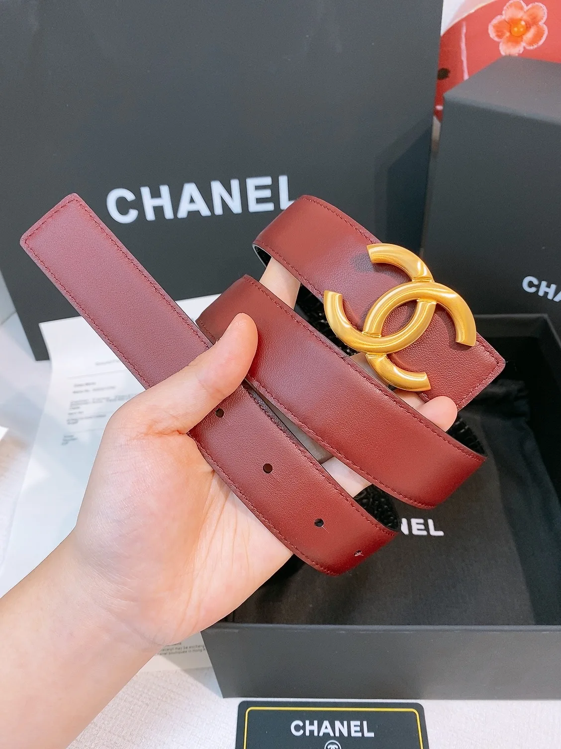 -香家双面小牛皮扣腰带系列 Ceinture 30 mm Reversible en Cuir de Veau Lisse30毫米双面腰带带身 采用光滑小牛皮制作 双面均为小牛皮 兼容30毫米规格可替换扣头 日常通勤 穿搭造型都非常百搭 是品牌标志性的经典款 建议参照尺码表选择合适的尺码 宽度width 3.0cm