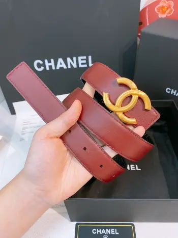 -香家双面小牛皮扣腰带系列 Ceinture 30 mm Reversible en Cuir de Veau Lisse30毫米双面腰带带身 采用光滑小牛皮制作 双面均为小牛皮 兼容30毫米规格可替换扣头 日常通勤 穿搭造型都非常百搭 是品牌标志性的经典款 建议参照尺码表选择合适的尺码 宽度width 3.0cm