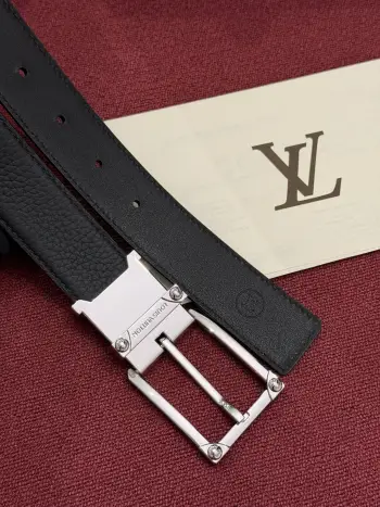 LV 角钉式 Trunk 35mm 可翻转腰带造型简洁 灵感源自路易威登在工艺精湛方面的悠久传统 两侧光滑的皮革搭配带有金属装饰细节的方形扣环 旨在仿效品牌标志性箱包的铆钉设计 这款多用途款式既适合休闲装束 也适合较为正式的场合