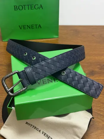 BOTTEGA VENETA 3.5cm 蓝小牛皮皮革手工编织 手工编织新款牛皮经典之作 每个细节都体现出至高的品味和格调 整体造型增添优雅韵味 低调奢华的典范 优雅迷人气息且精致的手工艺制作 
