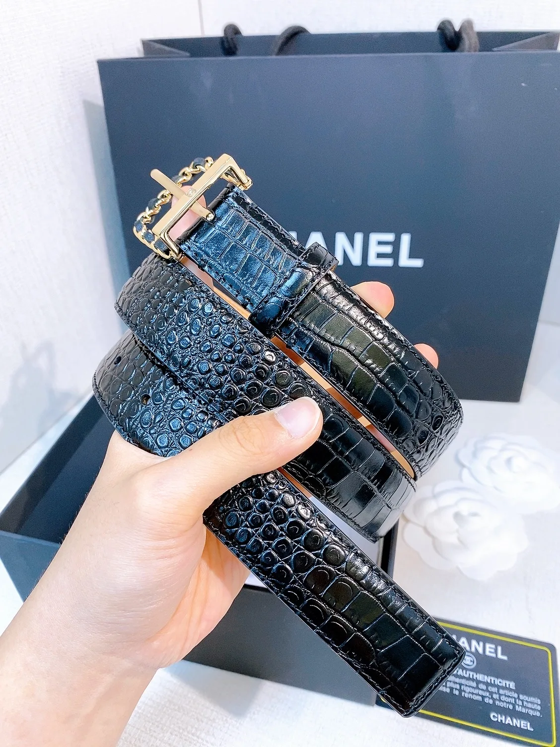 香家 Leather belt 30mm 皮质腰带简约方形金属扣头 搭配光滑小牛皮腰带 品牌标志性通勤配饰 适配西装 大衣 休闲裤等多种穿搭 可调节打孔适配多种腰围 通勤轻奢百搭款 建议参照尺码表选择合适的尺码 宽度width 3.0cm