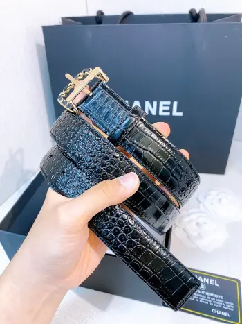 香家 Leather belt 30mm 皮质腰带简约方形金属扣头 搭配光滑小牛皮腰带 品牌标志性通勤配饰 适配西装 大衣 休闲裤等多种穿搭 可调节打孔适配多种腰围 通勤轻奢百搭款 建议参照尺码表选择合适的尺码 宽度width 3.0cm
