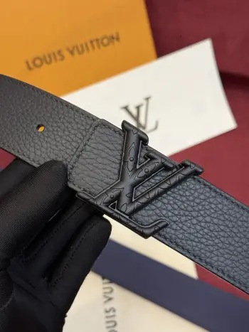 本款 Damier LV 40 毫米双面腰带做工精良 风格经典 深色牛皮革皮带与 LV 字母搭扣优雅相称 