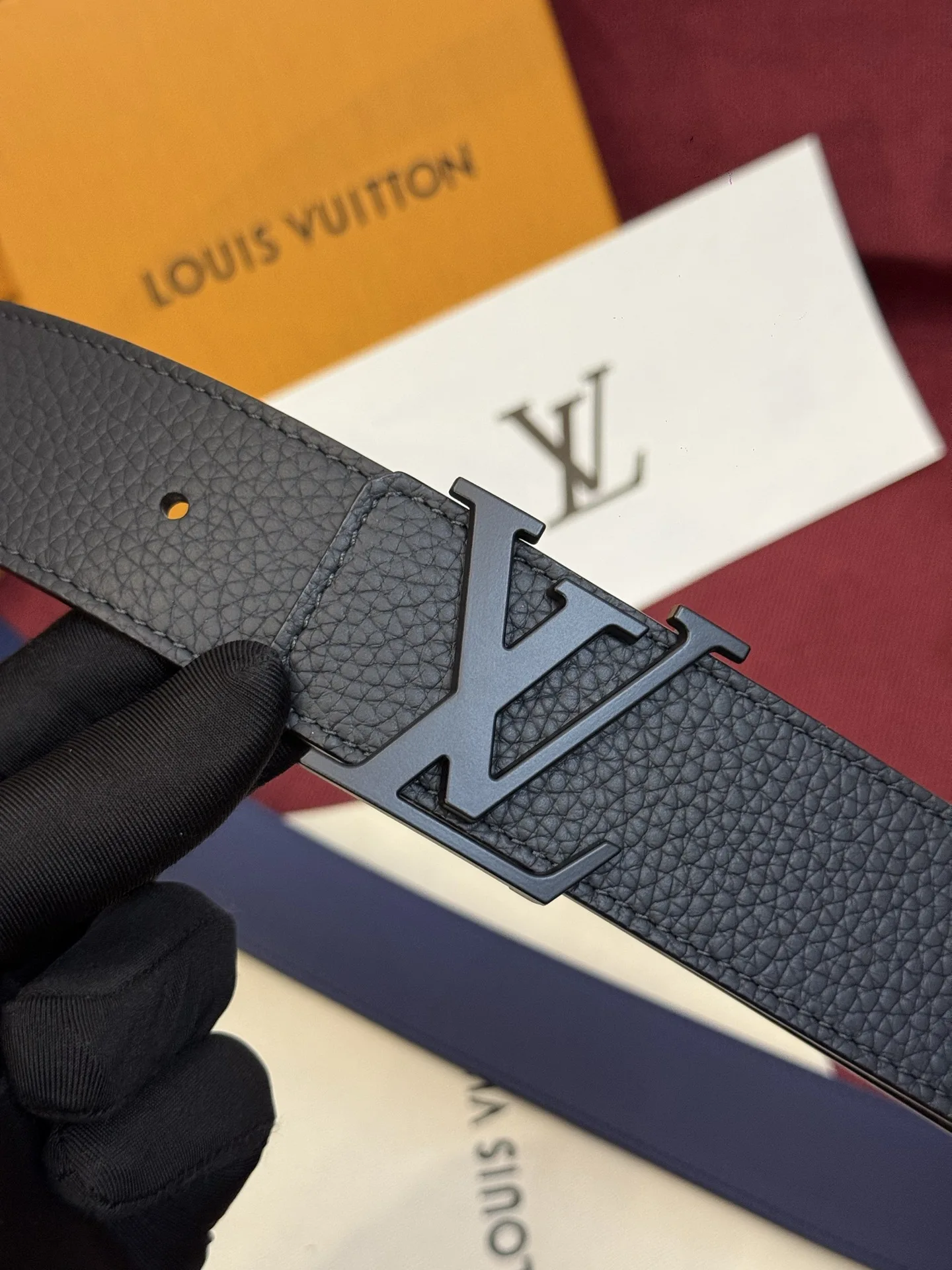 原单LV皮带|高仿LV皮带|精仿LV皮带|一比一LV皮带本款 Damier LV 40 毫米双面腰带做工精良 风格经典 深色牛皮革皮带与 LV 字母搭扣优雅相称 