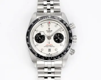  太阳出品出品 白壳 3T新品 帝舵 TUDOR  KV3 碧湾计时型 Black Bay Chrono系列是一款融合潜水表传统与赛车计时功能的混合型腕表 以其复古美学与现代技术著称 以下是该系列的主要特点及型号简介 设计灵感与风格- **复古元素** 表盘设计灵感源自1950年代帝舵潜水表和标志性 雪花 指针   镜面使用蓝宝石锅盖玻璃更显突出 同时向1970年首款计时码表Oysterdate致敬 兼具运动与优雅特质 适合追求经典与现代融合的腕表爱好者 