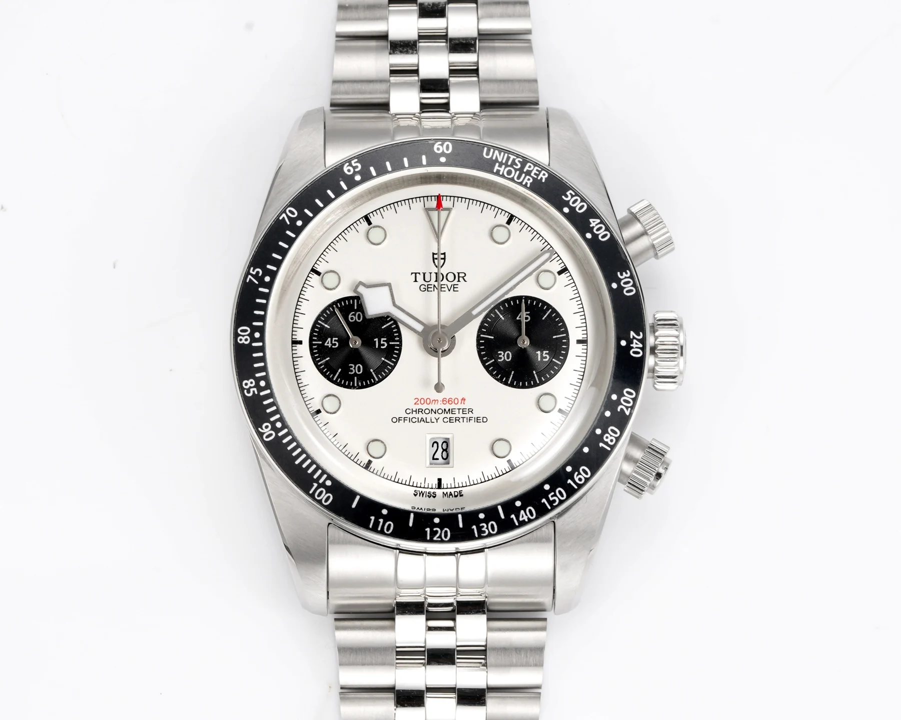 太阳出品出品 白壳 3T新品 帝舵 TUDOR KV3 碧湾计时型 Black Bay Chrono系列是一款融合潜水表传统与赛车计时功能的混合型腕表 以其复古美学与现代技术著称 以下是该系列的主要特点及型号简介 设计灵感与风格- **复古元素** 表盘设计灵感源自1950年代帝舵潜水表和标志性 雪花 指针 镜面使用蓝宝石锅盖玻璃更显突出 同时向1970年首款计时码表Oysterdate致敬 兼具运动与优雅特质 适合追求经典与现代融合的腕表爱好者